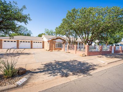 2709 Baylor St