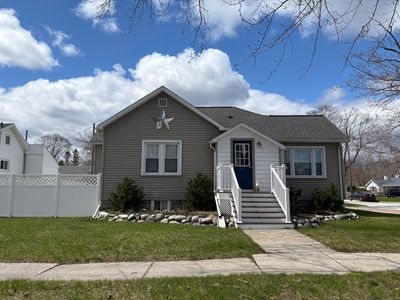 230 W Lincoln St