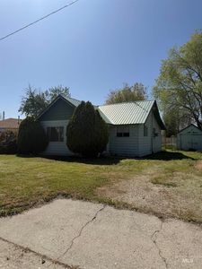 633 E 2nd St