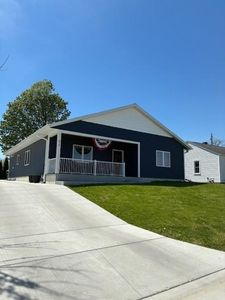 916 E Main St