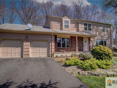 8 Valley Forge Dr
