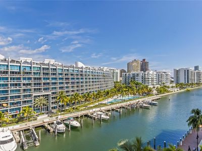 3001 NE 185th St APT 707