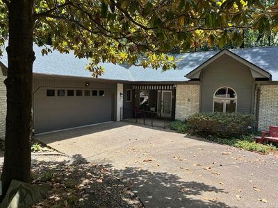 9 Emanuel Dr