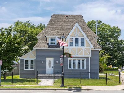 2095 Great Neck Road