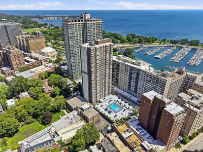 525 W Hawthorne Pl APT 608