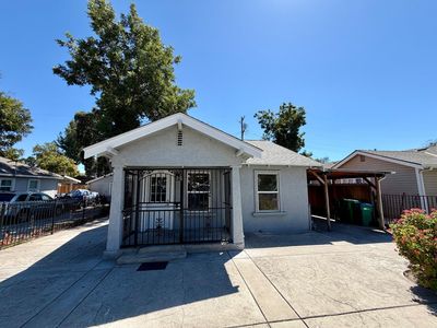 1824 E Acacia St