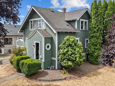 906 Maple St SW