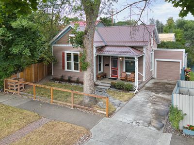 327 3rd St E