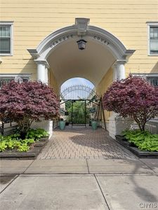 7 Genesee Ct