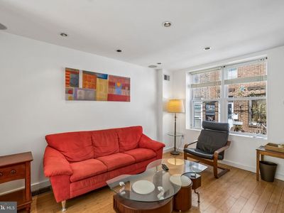 930 League St