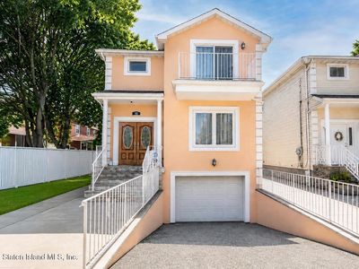 10 Andrease St