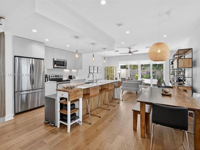 560 SW 6th Ave