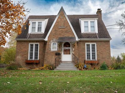 715 East College AVENUE