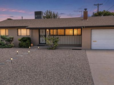 2806 Palomas Dr NE
