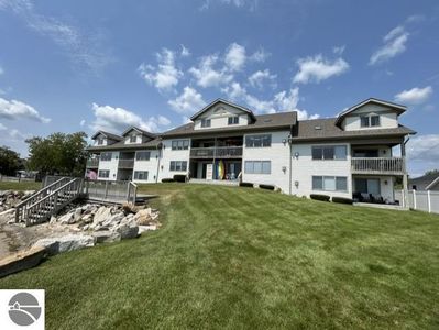 637 W Lake St