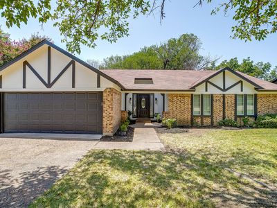 Property at 105 Lakeway Dr, Benbrook, TX