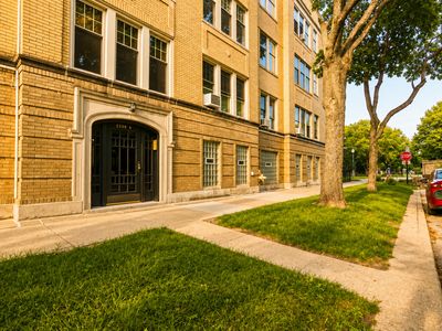 2208 W Winnemac Ave APT 2