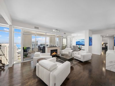 700 W Harbor Dr W #2703