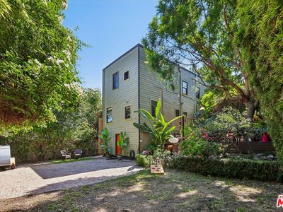 954 E Edgeware Rd