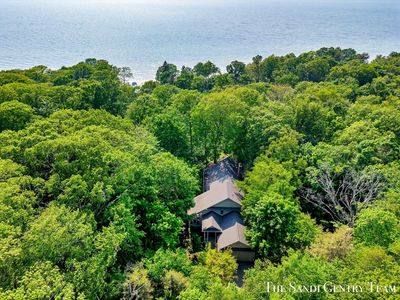 8985 Lakeshore Dr