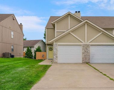 Property at 404 NE 6th St APT D, Blue Springs, MO
