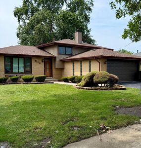 8120 Christeen Dr