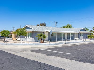 200 W Robertson Rd