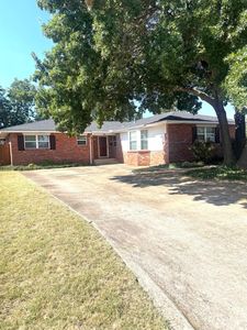 2210 W Chisholm Dr