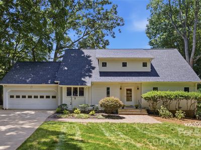 2216 Holly Ln