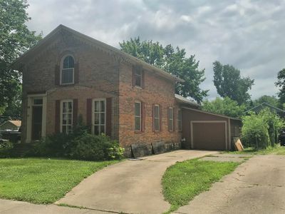 114 E Chicago Rd