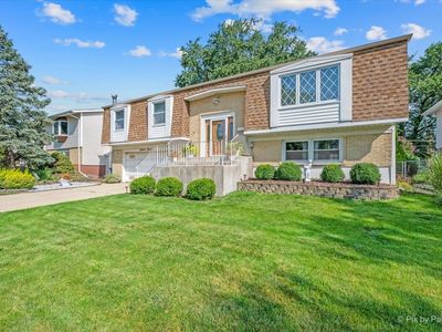 Property at 1814 W Catalpa Ln, Mount Prospect, IL