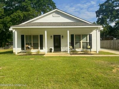 1082 E Railroad Ave