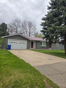 303 Manor Ave S