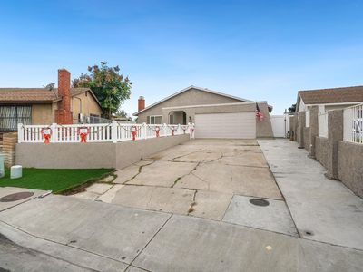 5628 Plumas St