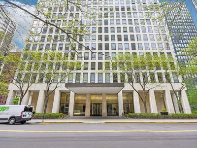260 E Chestnut St APT 4204