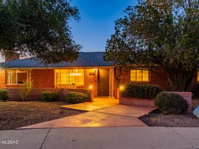 2827 E La Cienega Pl