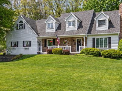 4 Woodbriar Ln
