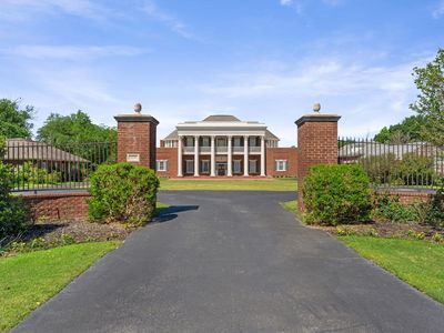 2300 Panorama Ct