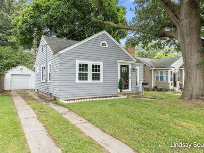 823 Alger St SE