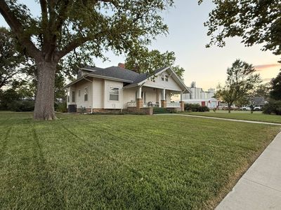 413 E Kansas St