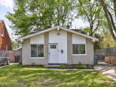 2410 E Lincoln Ave
