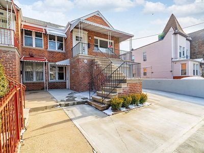 1532 Saint Lawrence Ave