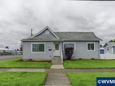 1293 SE Lyle St