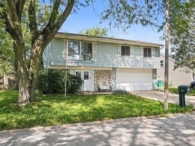 945 Surrey Ct