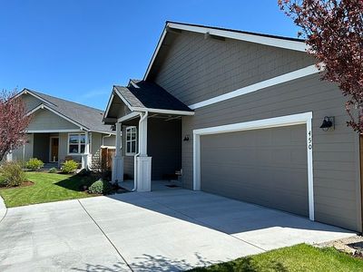 450 NE Oak Ct