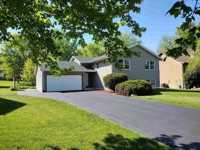 1127 Candlewick Dr NW