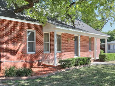 901 N Llano St