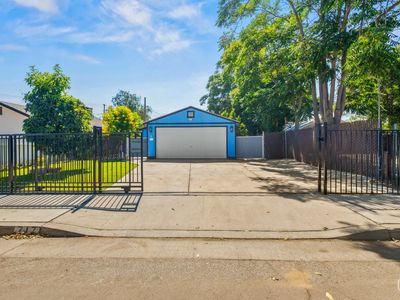 717 Iris St