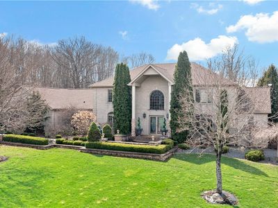 10 Briarwood Ln