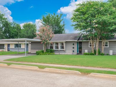 1918 Huge Oaks St